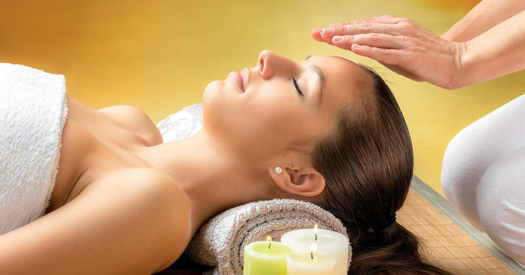 Klientin bei einer Reiki-Session